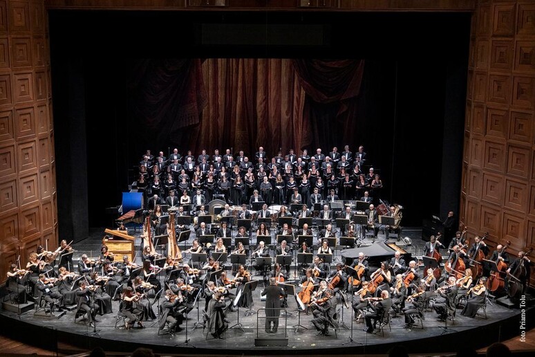 Orchestra e coro del Lirico Cagliari (foto Priamo Tolu) - RIPRODUZIONE RISERVATA