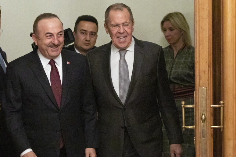 I ministri degli Esteri turco e russo a Mosca poche ore prima dell 'incontro tra Sarraj e Haftar © ANSA/EPA