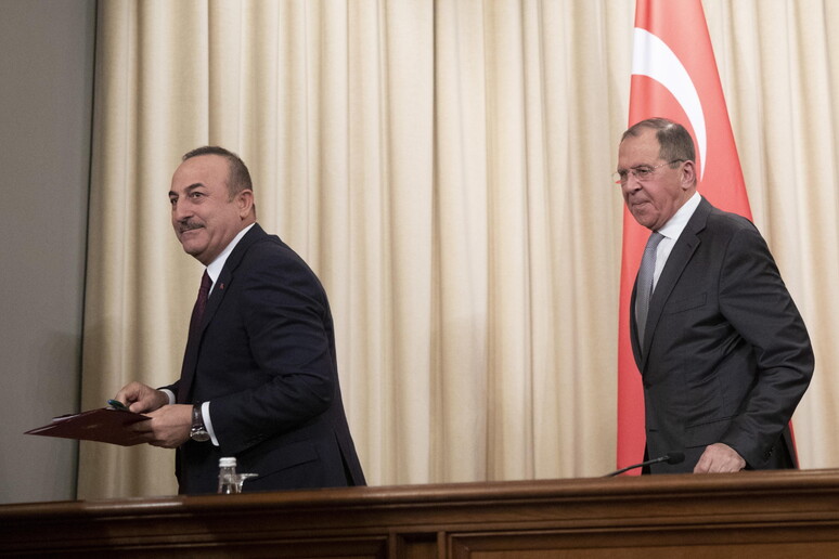 I ministri degli Esteri turco Mevlut Cavusoglu (s) e russo (d) dopo la loro conferenza stampa congiunta a Mosca © ANSA/EPA