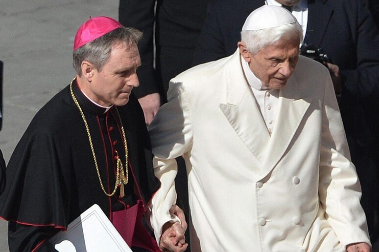 Papa Benedetto XVI insieme con il suo segretario mons. Georg Gaenswein © ANSA/EPA
