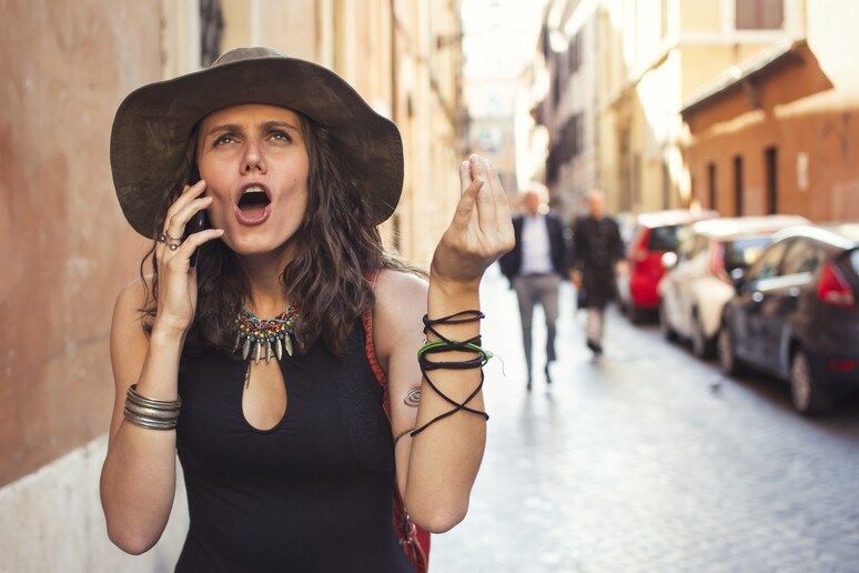 Una donna italiana al telefono . foto iStock. - RIPRODUZIONE RISERVATA