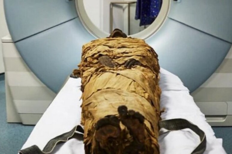 La mummia del sacerdote egizio viene analizzata con la Tac (fonte: Leeds Teaching Hospitals/Leeds Museums and Galleries) - RIPRODUZIONE RISERVATA