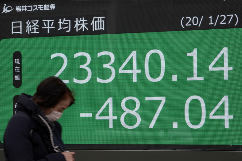 Tokyo stocks tumble over coronavirus outbreak woes © ANSA/EPA