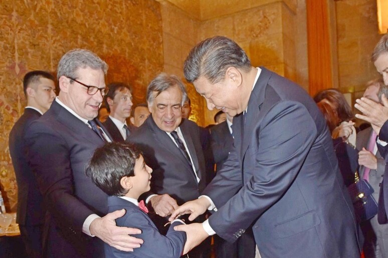 Il piccolo Antonio Cadili con il presidente cinese Xi Jinping - RIPRODUZIONE RISERVATA