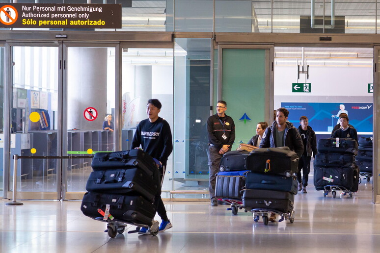La squadra d calcio del Wuhan arriva all 'aeroporto di Malaga © ANSA/EPA