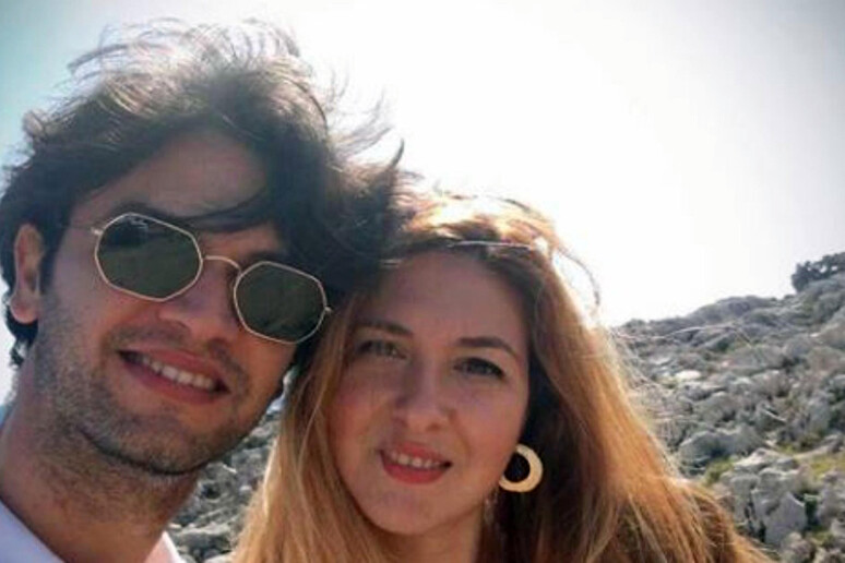 In una foto Facebook il giovane arbitro Daniele De Santis e della fidanzata Eleonora Manta - RIPRODUZIONE RISERVATA