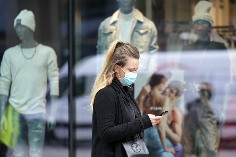 Chi indossa la mascherina è meno ansioso e depresso, studio © ANSA/EPA