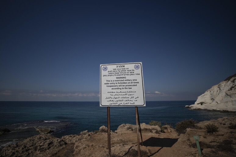 Una veduta d 'insieme della frontiera marittima tra Libano e Israele vicino a Rosh Hanikra in Israele © ANSA/EPA