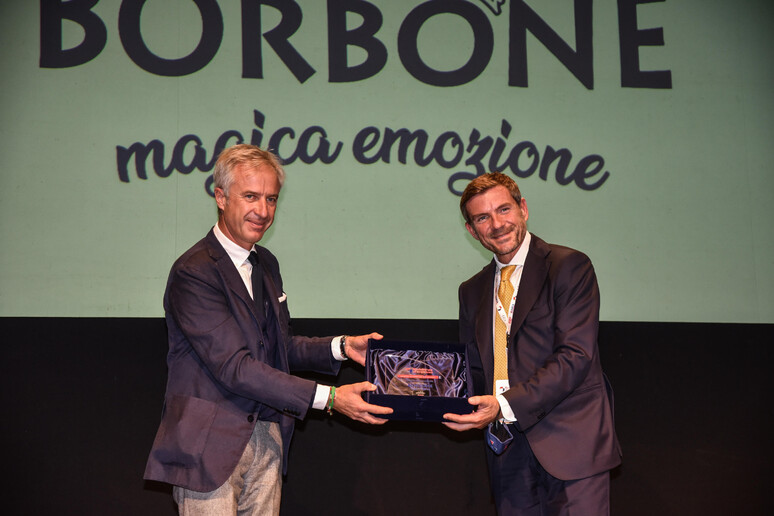 Carlo Pesenti e Massimo Renda(D) di Caffè Borbone alla cerimonia di premiazione del Premio d 'eccellenza di impresa 2020 - RIPRODUZIONE RISERVATA