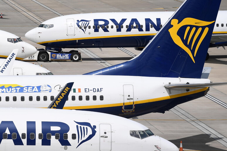 Ryanair chiude 3 basi e riduce voli invernali al 40% © ANSA/EPA