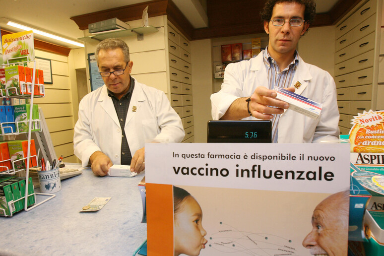 Vaccino antinfluenzale in farmacia (foto d 'archivio) - RIPRODUZIONE RISERVATA