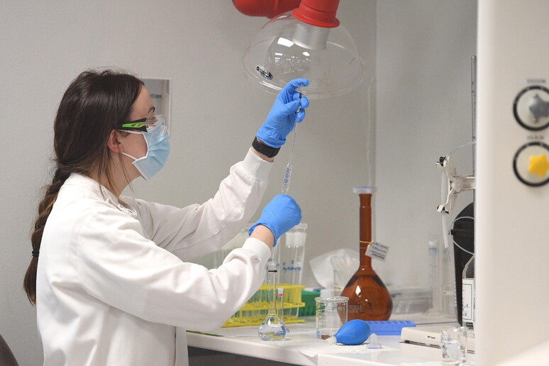 Una ricercatrice in laboratorio © ANSA/EPA