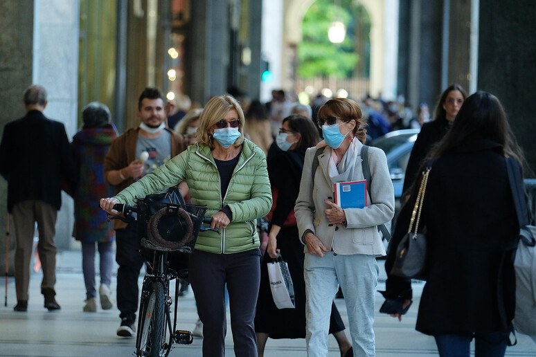 Covid: Torino; quasi tutti con mascherine, anche ciclisti - RIPRODUZIONE RISERVATA