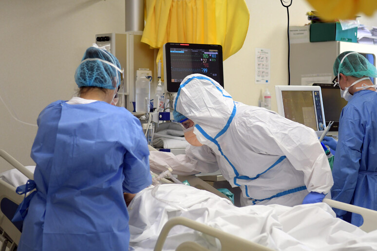 Medici e infermieri al lavoro in un reparto di terapia intensiva - RIPRODUZIONE RISERVATA