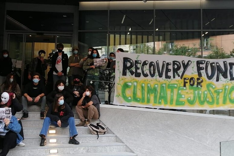 Clima: occupata sede Cdp a Milano,  'ruolo inaccettabile ' - RIPRODUZIONE RISERVATA