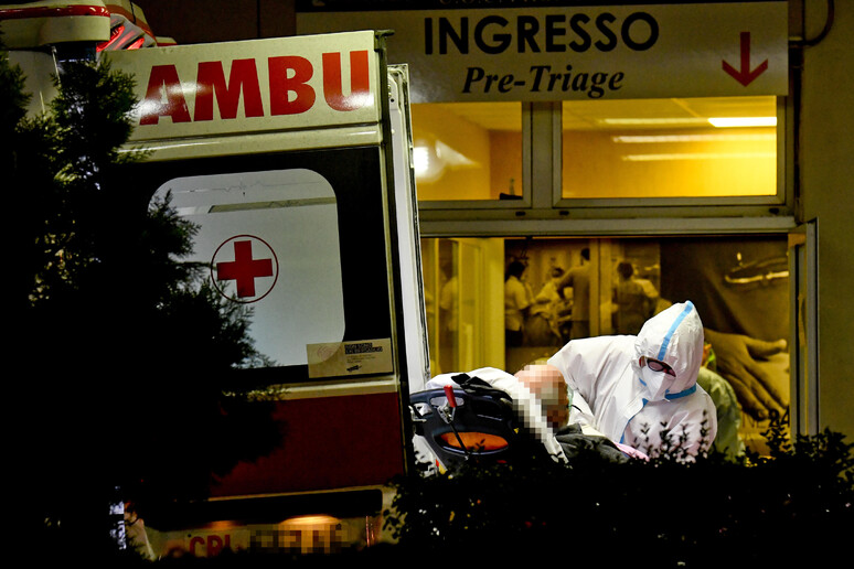 Ambulanza davanti all 'ospedale Cardarelli di Napoli (foto d 'archivio) - RIPRODUZIONE RISERVATA