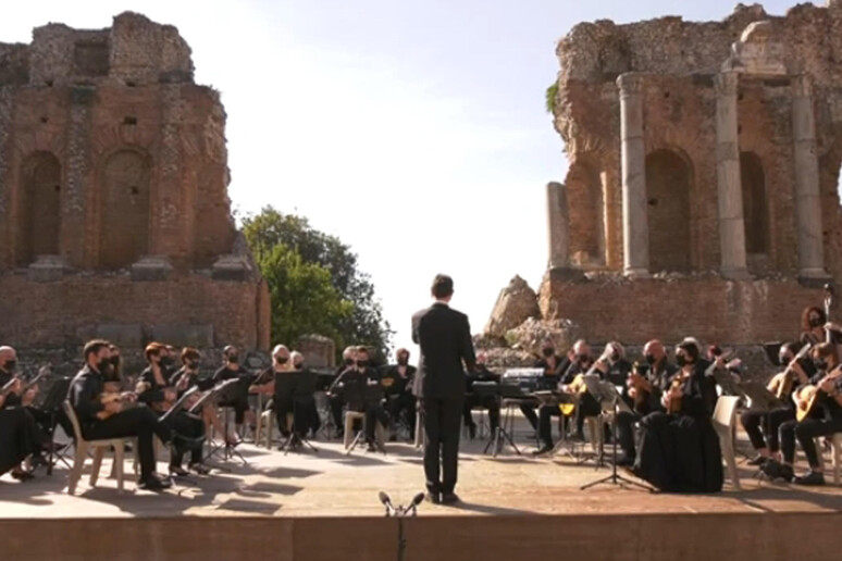 Un frame tratto dal concerto di Taormina - RIPRODUZIONE RISERVATA
