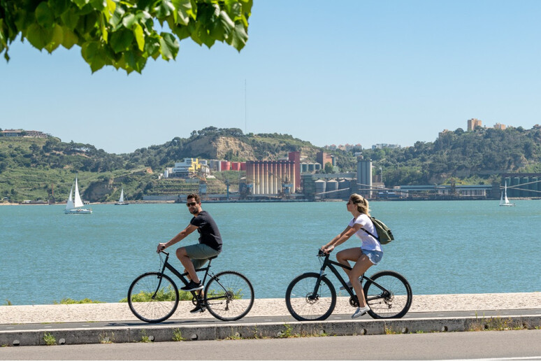 Due ruote e vento in faccia, Lisbona da scoprire in bici - RIPRODUZIONE RISERVATA