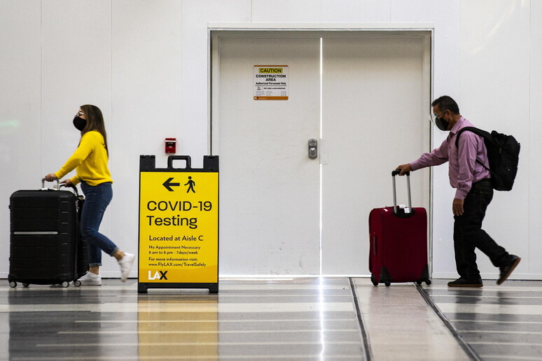 Controlli anti covid all 'aeroporto di Los Angeles © ANSA/EPA