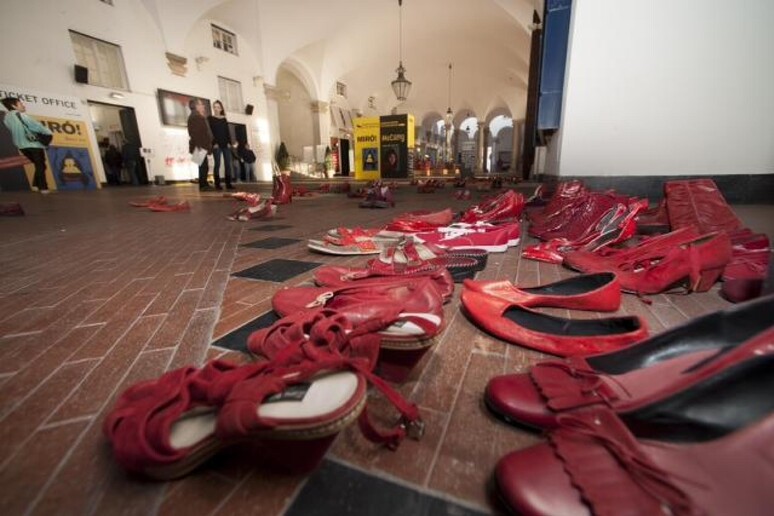 un 'immagine della mostra dell 'artista messicana Elina Chauvet,  'Zapatos Rojos ' (Scarpe rosse) a palazzo Ducale di Genova in occasione della Giornata internazionale contro la violenza sulle donne - RIPRODUZIONE RISERVATA