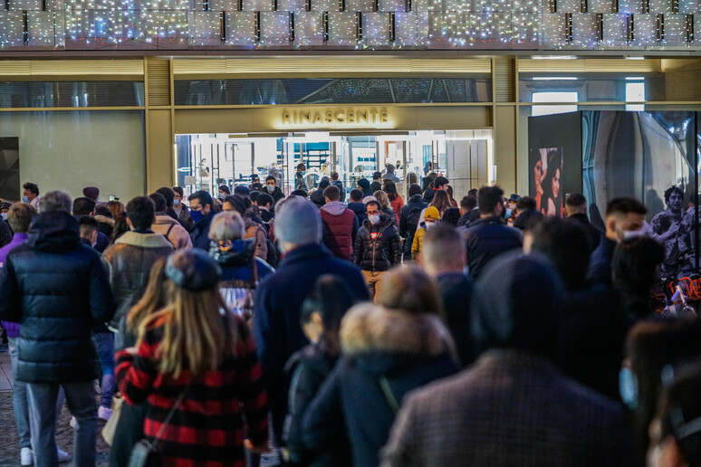 Folla per lo shopping a Torino - RIPRODUZIONE RISERVATA