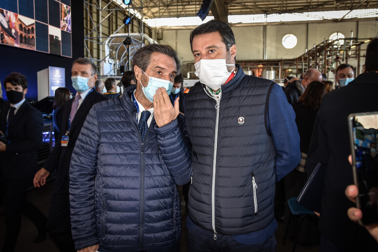 Il segretario della Lega, Matteo Salvini e il presidente della Regione Lombardia, Attilio Fontana - RIPRODUZIONE RISERVATA