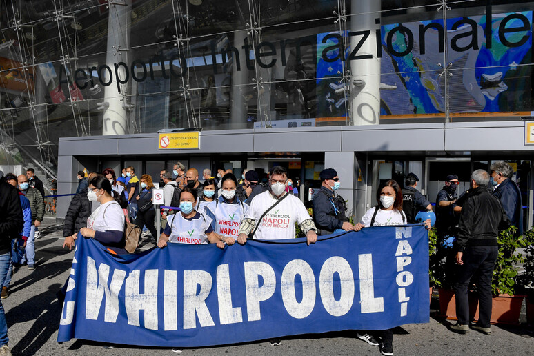 La protesta dei lavoratori della Whirlpool di Napoli all 'aeroporto di Capodichino in una foto di archivio - RIPRODUZIONE RISERVATA