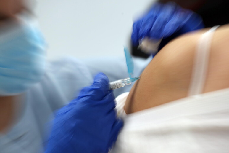 Pfizer, nostro vaccino anti-Covid efficace al 90% © ANSA/EPA