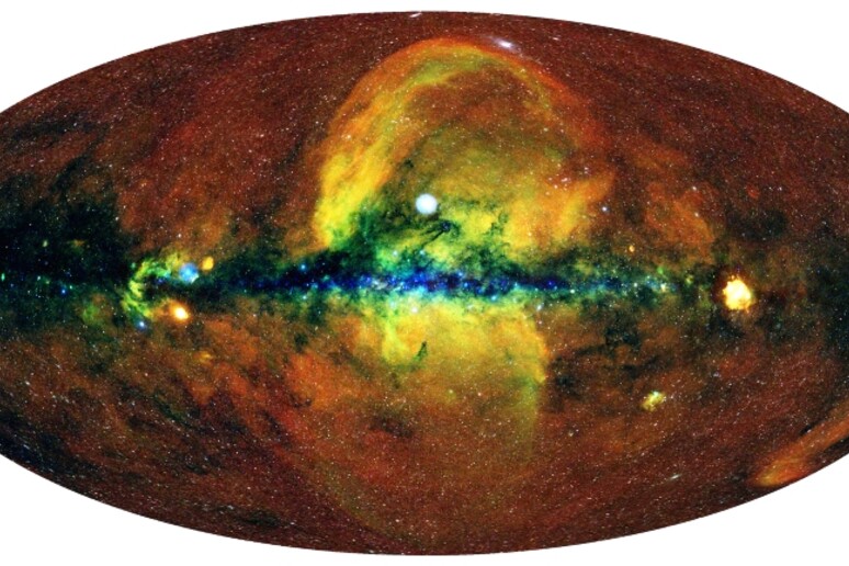 Immagini dell’enorme clessidra di gas caldo che taglia in due il disco della Via Lattea. (fonte: MPE/IKI) - RIPRODUZIONE RISERVATA