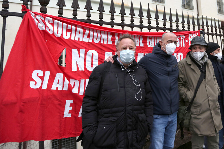 Giornalisti, seconda udienza a carico di poliziotti che percossero giornalista durante una manifestazione a Genova - RIPRODUZIONE RISERVATA
