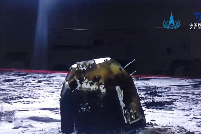 La sonda cinese Chang 'e 5 atterrata in Mongolia, al rientro dalla missione sulla Luna (fonte: CNSA) - RIPRODUZIONE RISERVATA