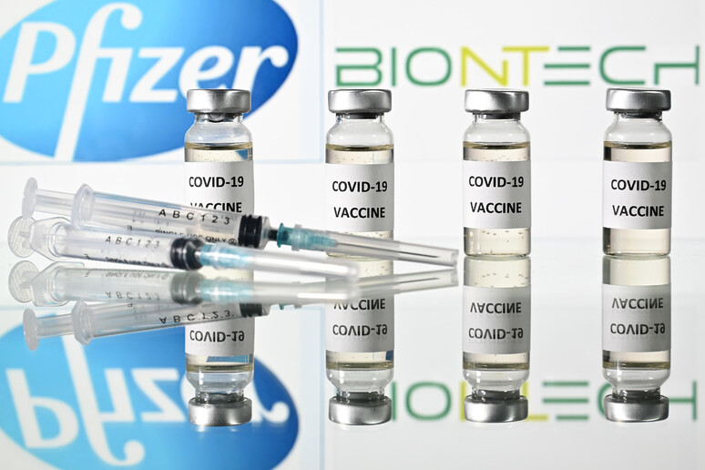Vaccino Pfizer protegge per almeno 6 mesi dopo seconda dose © ANSA/AFP