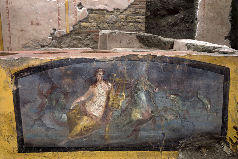 Pompei, ritrovato un Termopolio intatto - RIPRODUZIONE RISERVATA