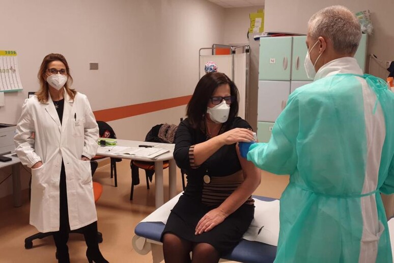 Vax Day: medico rianimatore è prima vaccinata in Vda - RIPRODUZIONE RISERVATA