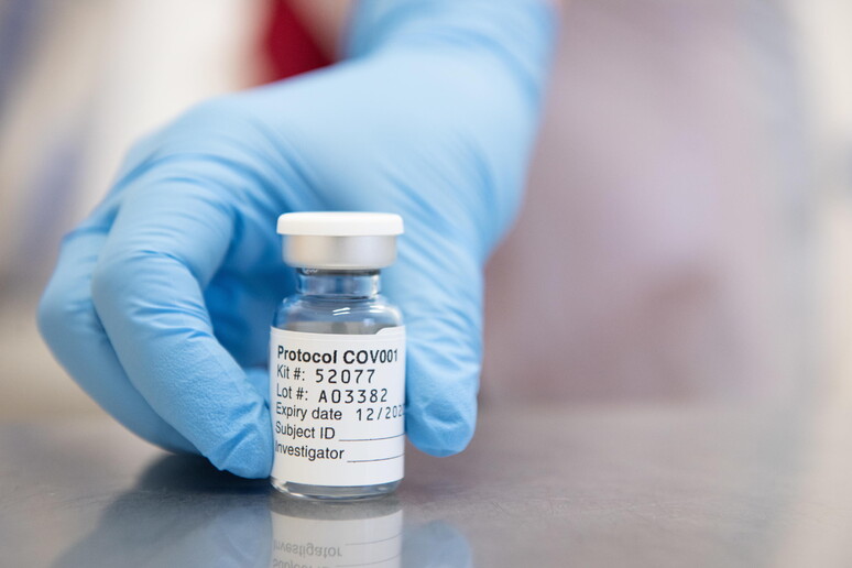 Un vaccino AstraZeneca © ANSA/EPA