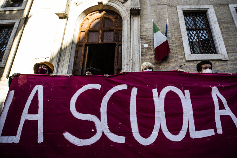 Studenti manifestano davanti il Liceo Visconti in una foto di archivio - RIPRODUZIONE RISERVATA
