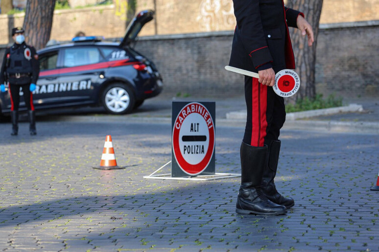 Controlli dei carabinieri - RIPRODUZIONE RISERVATA