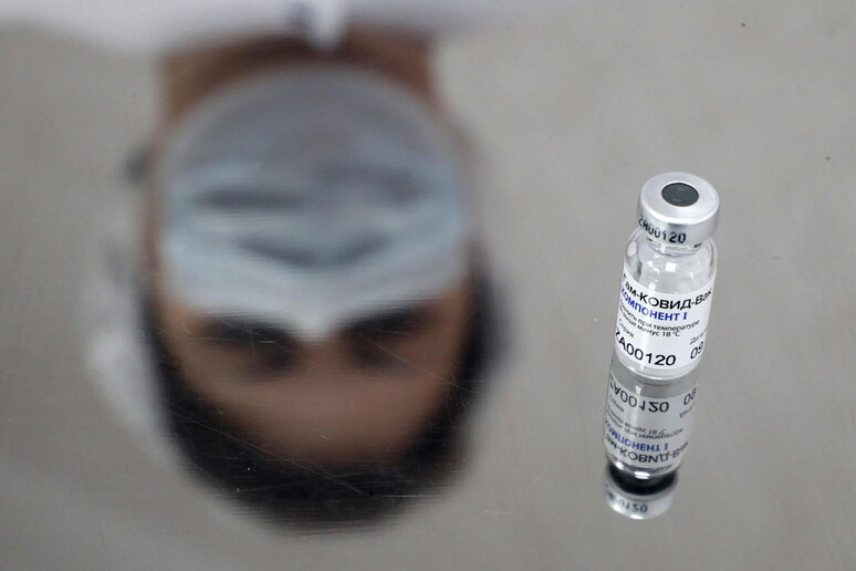 Moscow begins mass vaccination against COVID-19 © ANSA/EPA
