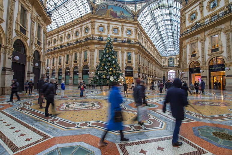 Covid: shopping natalizio a Milano - RIPRODUZIONE RISERVATA