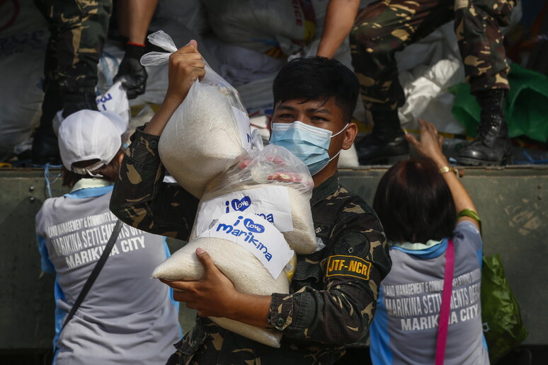 Distribuzione di generi alimentari nelle Filippine devastate dal passaggio dei tifoni e dalla pandemia © ANSA/EPA