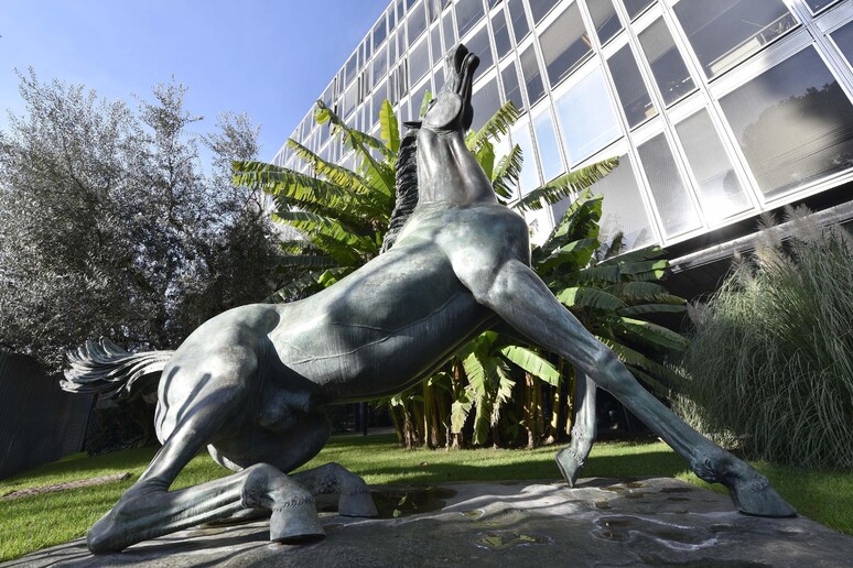 La statua del  'Cavallo Morente ' dello scultore Francesco Messina, esposta all 'esterno della sede  Rai di viale Mazzini - RIPRODUZIONE RISERVATA
