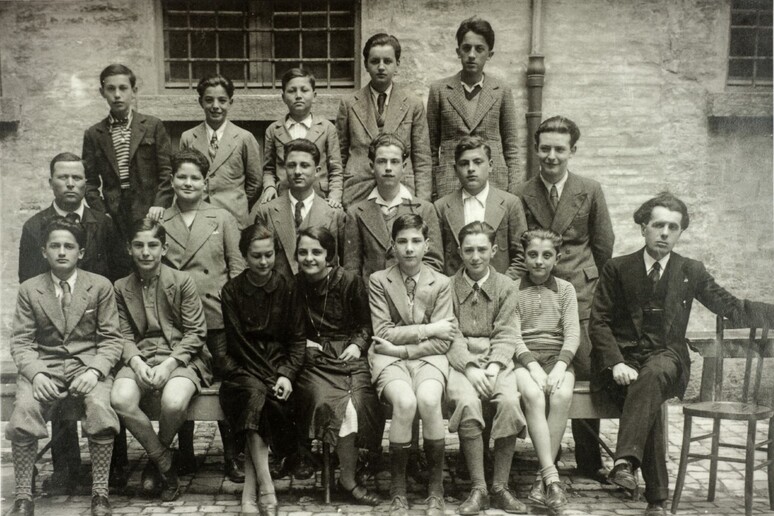 Fellini con in suoi compagni di liceo , anno scolastico 1936-37 - RIPRODUZIONE RISERVATA