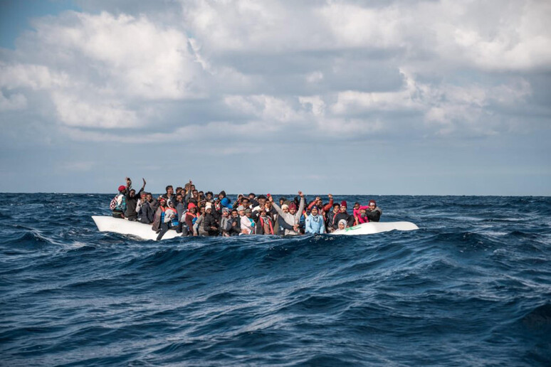 Un barcone di migranti, archivio - RIPRODUZIONE RISERVATA