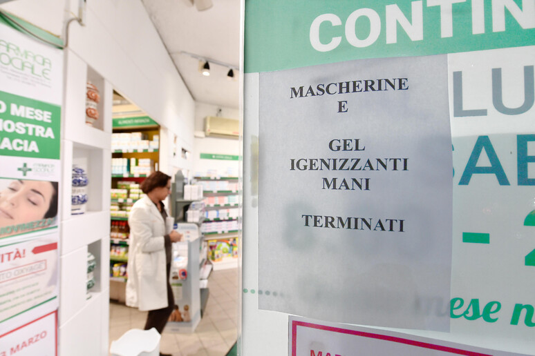 Coronavirus, gel e mascherine esaurite in molte farmacie - RIPRODUZIONE RISERVATA