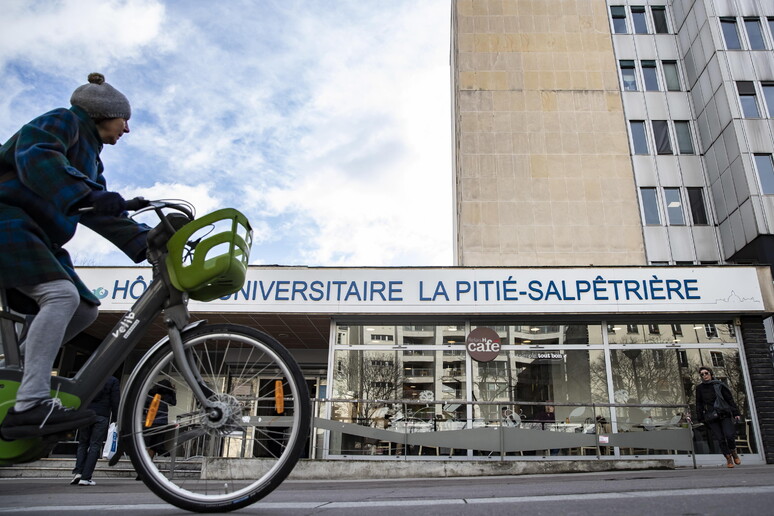 L 'ospedale parigino della Pitié-Salpetrière dove è deceduto il primo francese per coronavirus © ANSA/EPA