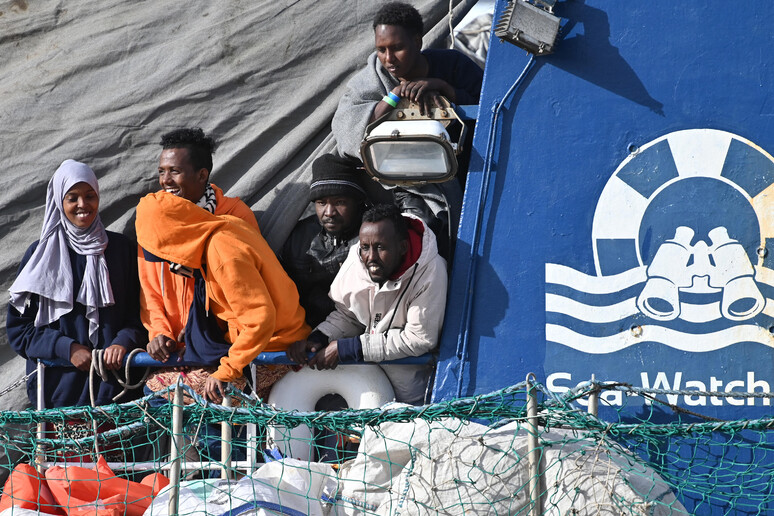 Coronavirus: Sea Watch con 194 migranti arrivata a Messina - RIPRODUZIONE RISERVATA
