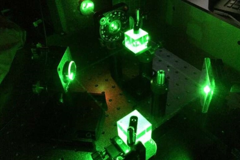 il sistema basato sul materiale gelatinoso che permette a materia  e luce di dialogare (fonte: McMaster University) - RIPRODUZIONE RISERVATA