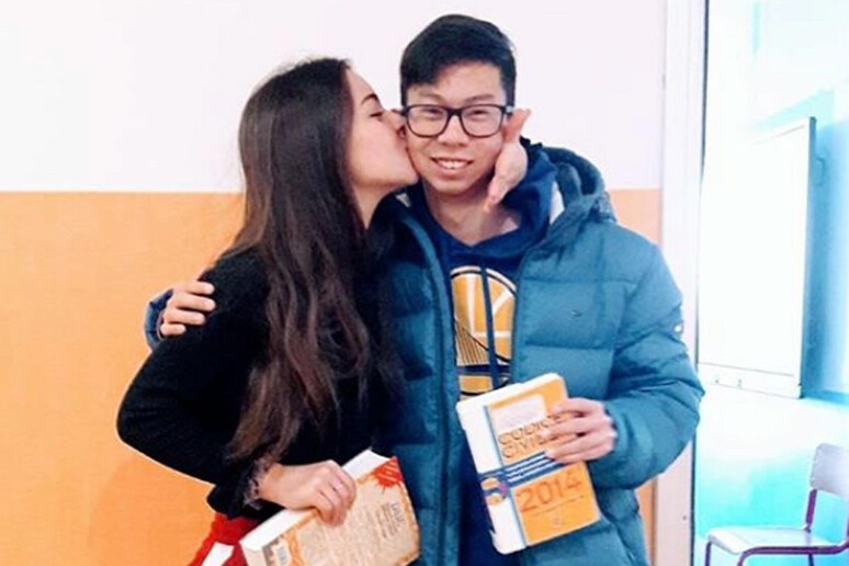Coronavirus: un abbraccio ai cinesi, campagna studenti Prato - RIPRODUZIONE RISERVATA