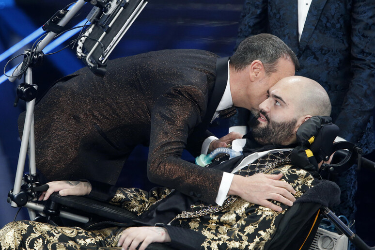 Paolo Palumbo abbracciato da Amadeus sul palco di Sanremo 2020 - RIPRODUZIONE RISERVATA