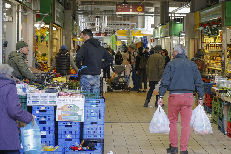 Coronavirus, Roma: persone fanno la spesa al mercato Trionfale - RIPRODUZIONE RISERVATA